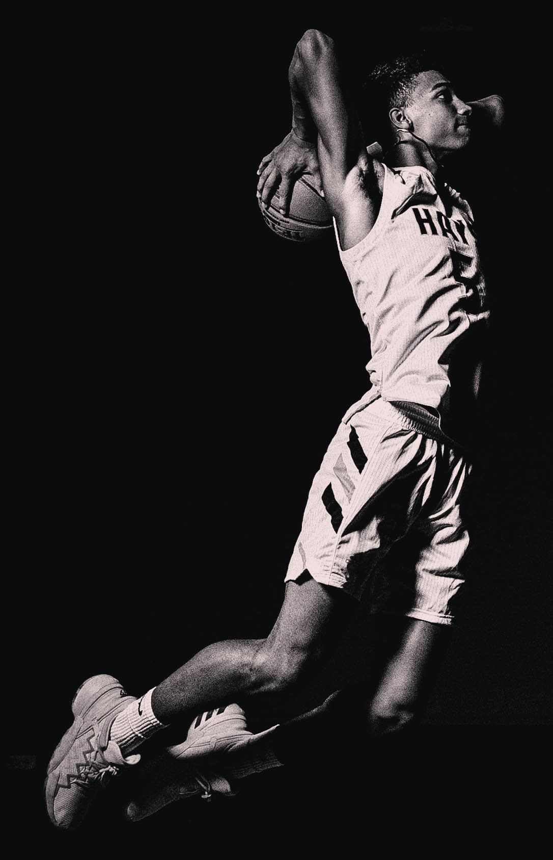 A basketball player dunks a ball after using NovoTHOR LED Light Therapy Bed